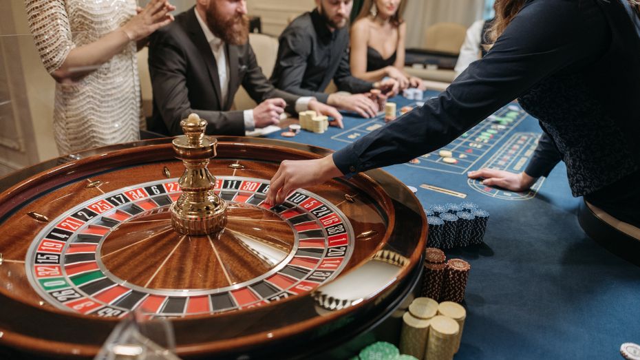 Evolving the Role of Casino Dealers in Online Casinos